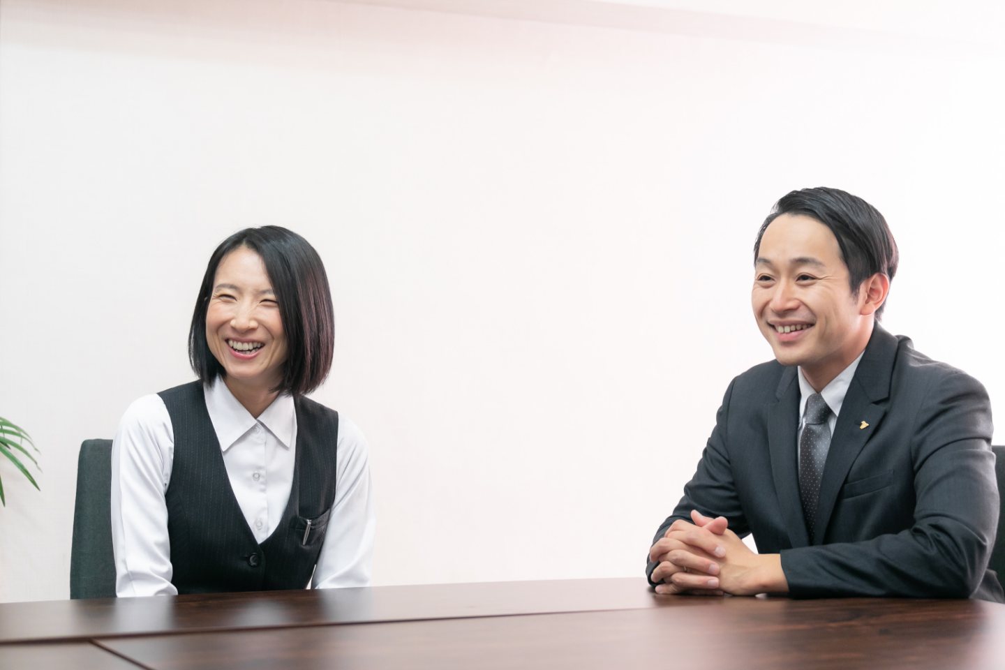 笑顔で語り合う高沢産業鉄鋼原料事業部事務職の女性社員・堀江さんと高沢産業鉄鋼原料事業部営業職の男性社員・薮田さん